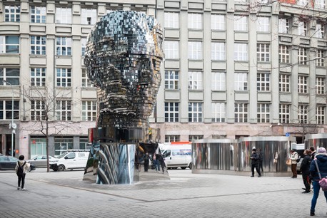 Unikátní skulptura hlavy Franze Kafky od Davida Černého prošla generální opravou. Tato monumentální socha je vedle mimořádné umělecké hodnoty známá svou sofistikovaností a precizním inženýrským řešením.